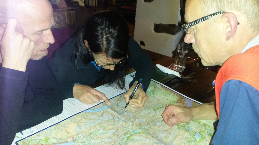Kerstin ritar in kontrollerna på kartan.